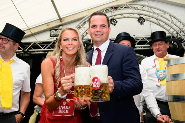 728. Vechtaer Stoppelmarkt eröffnet 13.08.2026, Stoppelmarkt, Vechta, 728. Vechtaer Stoppelmarkt eröffnet, im Bild Kristian Kater (Bürgermeister Stadt Vechta (SPD)) und die Niedersächsische Botschafterin für Digitalisierung Silke Müller eröffneten am Donnerstagabend 13.08.26 den 728. Stoppelmarkt in der Nachbarkreisstadt Vechta. Vor der Eröffnung gab es im Rathaus einen Empfang für geladene Gäste, bevor sich der Festumzug mit mehr als 70 Wagen und Gruppen durch die Innenstadt und die Ehrengäste in der Kutsche zur Westerheide begaben. Hier eröffneten Kater und Müller den 728. Stoppelmarkt. Im Anschluss gab es den traditionellen Bieranstich im Festzelt Kombinat. Das Highlight war an diesem Abend, dass Kristian Kater (Bürge Copyright: xnordphotoxGmbHx xKFOTOx