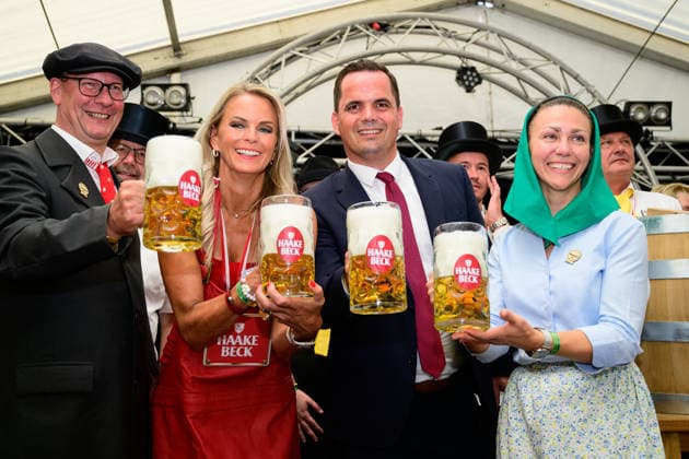 728. Vechtaer Stoppelmarkt eröffnet 13.08.2026, Stoppelmarkt, Vechta, 728. Vechtaer Stoppelmarkt eröffnet, im Bild Kristian Kater (Bürgermeister Stadt Vechta (SPD)) und die Niedersächsische Botschafterin für Digitalisierung Silke Müller eröffneten am Donnerstagabend 13.08.26 den 728. Stoppelmarkt in der Nachbarkreisstadt Vechta. Vor der Eröffnung gab es im Rathaus einen Empfang für geladene Gäste, bevor sich der Festumzug mit mehr als 70 Wagen und Gruppen durch die Innenstadt und die Ehrengäste in der Kutsche zur Westerheide begaben. Hier eröffneten Kater und Müller den 728. Stoppelmarkt. Im Anschluss gab es den traditionellen Bieranstich im Festzelt Kombinat. Das Highlight war an diesem Abend, dass Kristian Kater (Bürge Copyright: xnordphotoxGmbHx xKFOTOx