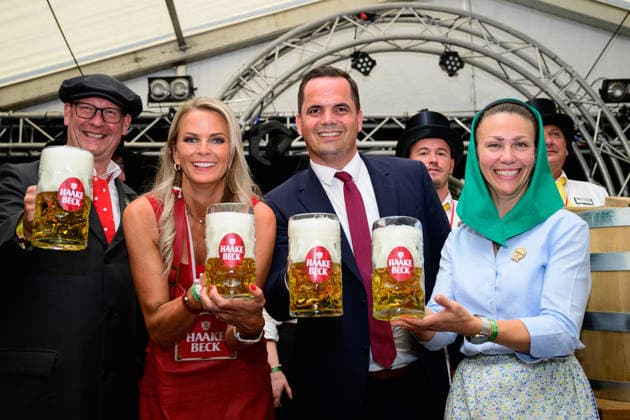 728. Vechtaer Stoppelmarkt eröffnet 13.08.2026, Stoppelmarkt, Vechta, 728. Vechtaer Stoppelmarkt eröffnet, im Bild Kristian Kater (Bürgermeister Stadt Vechta (SPD)) und die Niedersächsische Botschafterin für Digitalisierung Silke Müller eröffneten am Donnerstagabend 13.08.26 den 728. Stoppelmarkt in der Nachbarkreisstadt Vechta. Vor der Eröffnung gab es im Rathaus einen Empfang für geladene Gäste, bevor sich der Festumzug mit mehr als 70 Wagen und Gruppen durch die Innenstadt und die Ehrengäste in der Kutsche zur Westerheide begaben. Hier eröffneten Kater und Müller den 728. Stoppelmarkt. Im Anschluss gab es den traditionellen Bieranstich im Festzelt Kombinat. Das Highlight war an diesem Abend, dass Kristian Kater (Bürge Copyright: xnordphotoxGmbHx xKFOTOx