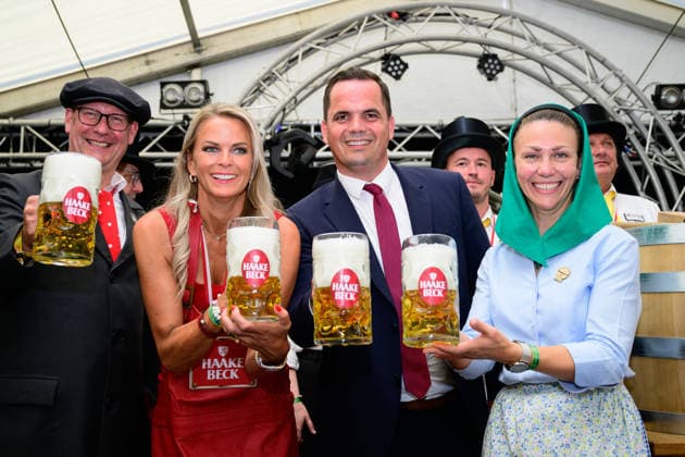 728. Vechtaer Stoppelmarkt eröffnet 13.08.2026, Stoppelmarkt, Vechta, 728. Vechtaer Stoppelmarkt eröffnet, im Bild Kristian Kater (Bürgermeister Stadt Vechta (SPD)) und die Niedersächsische Botschafterin für Digitalisierung Silke Müller eröffneten am Donnerstagabend 13.08.26 den 728. Stoppelmarkt in der Nachbarkreisstadt Vechta. Vor der Eröffnung gab es im Rathaus einen Empfang für geladene Gäste, bevor sich der Festumzug mit mehr als 70 Wagen und Gruppen durch die Innenstadt und die Ehrengäste in der Kutsche zur Westerheide begaben. Hier eröffneten Kater und Müller den 728. Stoppelmarkt. Im Anschluss gab es den traditionellen Bieranstich im Festzelt Kombinat. Das Highlight war an diesem Abend, dass Kristian Kater (Bürge Copyright: xnordphotoxGmbHx xKFOTOx