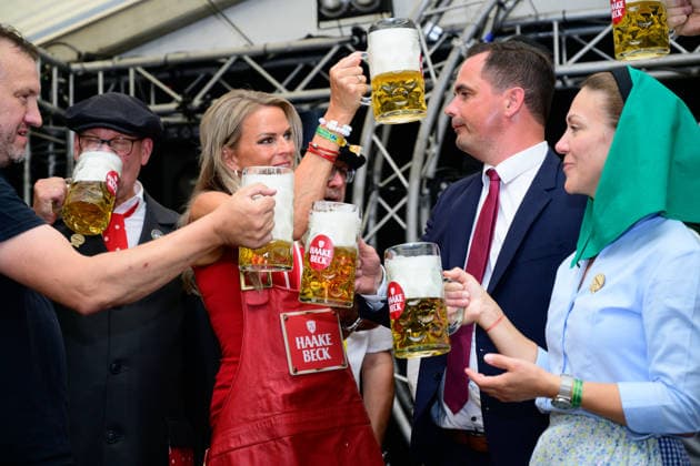 728. Vechtaer Stoppelmarkt eröffnet 13.08.2026, Stoppelmarkt, Vechta, 728. Vechtaer Stoppelmarkt eröffnet, im Bild Kristian Kater (Bürgermeister Stadt Vechta (SPD)) und die Niedersächsische Botschafterin für Digitalisierung Silke Müller eröffneten am Donnerstagabend 13.08.26 den 728. Stoppelmarkt in der Nachbarkreisstadt Vechta. Vor der Eröffnung gab es im Rathaus einen Empfang für geladene Gäste, bevor sich der Festumzug mit mehr als 70 Wagen und Gruppen durch die Innenstadt und die Ehrengäste in der Kutsche zur Westerheide begaben. Hier eröffneten Kater und Müller den 728. Stoppelmarkt. Im Anschluss gab es den traditionellen Bieranstich im Festzelt Kombinat. Das Highlight war an diesem Abend, dass Kristian Kater (Bürge Copyright: xnordphotoxGmbHx xKFOTOx