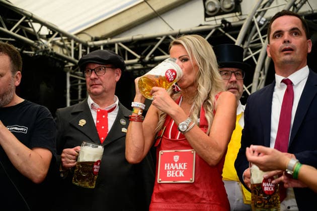 728. Vechtaer Stoppelmarkt eröffnet 13.08.2026, Stoppelmarkt, Vechta, 728. Vechtaer Stoppelmarkt eröffnet, im Bild Kristian Kater (Bürgermeister Stadt Vechta (SPD)) und die Niedersächsische Botschafterin für Digitalisierung Silke Müller eröffneten am Donnerstagabend 13.08.26 den 728. Stoppelmarkt in der Nachbarkreisstadt Vechta. Vor der Eröffnung gab es im Rathaus einen Empfang für geladene Gäste, bevor sich der Festumzug mit mehr als 70 Wagen und Gruppen durch die Innenstadt und die Ehrengäste in der Kutsche zur Westerheide begaben. Hier eröffneten Kater und Müller den 728. Stoppelmarkt. Im Anschluss gab es den traditionellen Bieranstich im Festzelt Kombinat. Das Highlight war an diesem Abend, dass Kristian Kater (Bürge Copyright: xnordphotoxGmbHx xKFOTOx