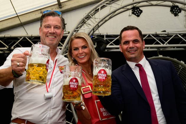 728. Vechtaer Stoppelmarkt eröffnet 13.08.2026, Stoppelmarkt, Vechta, 728. Vechtaer Stoppelmarkt eröffnet, im Bild Kristian Kater (Bürgermeister Stadt Vechta (SPD)) und die Niedersächsische Botschafterin für Digitalisierung Silke Müller eröffneten am Donnerstagabend 13.08.26 den 728. Stoppelmarkt in der Nachbarkreisstadt Vechta. Vor der Eröffnung gab es im Rathaus einen Empfang für geladene Gäste, bevor sich der Festumzug mit mehr als 70 Wagen und Gruppen durch die Innenstadt und die Ehrengäste in der Kutsche zur Westerheide begaben. Hier eröffneten Kater und Müller den 728. Stoppelmarkt. Im Anschluss gab es den traditionellen Bieranstich im Festzelt Kombinat. Das Highlight war an diesem Abend, dass Kristian Kater (Bürge Copyright: xnordphotoxGmbHx xKFOTOx