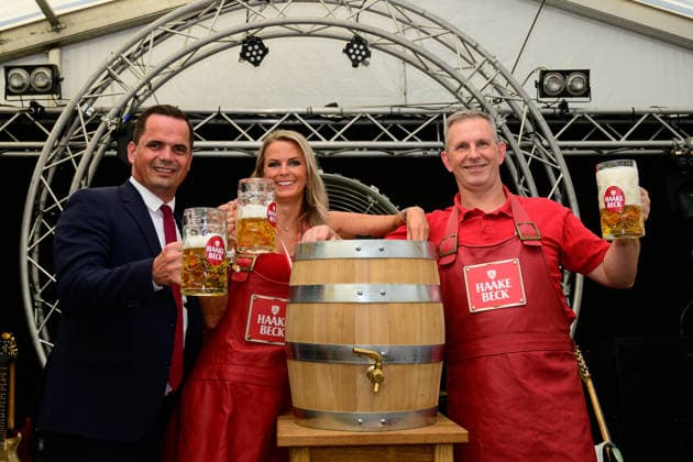 728. Vechtaer Stoppelmarkt eröffnet 13.08.2026, Stoppelmarkt, Vechta, 728. Vechtaer Stoppelmarkt eröffnet, im Bild Kristian Kater (Bürgermeister Stadt Vechta (SPD)) und die Niedersächsische Botschafterin für Digitalisierung Silke Müller eröffneten am Donnerstagabend 13.08.26 den 728. Stoppelmarkt in der Nachbarkreisstadt Vechta. Vor der Eröffnung gab es im Rathaus einen Empfang für geladene Gäste, bevor sich der Festumzug mit mehr als 70 Wagen und Gruppen durch die Innenstadt und die Ehrengäste in der Kutsche zur Westerheide begaben. Hier eröffneten Kater und Müller den 728. Stoppelmarkt. Im Anschluss gab es den traditionellen Bieranstich im Festzelt Kombinat. Das Highlight war an diesem Abend, dass Kristian Kater (Bürge Copyright: xnordphotoxGmbHx xKFOTOx