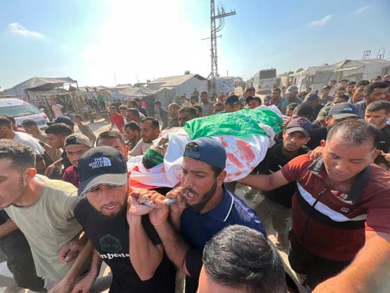 Mourners carry the body of Huthaifa Kawara during his funeral at Nasser Hospital in Khan Younis, Gaza, Palestine, on August 13, 2026. Kawara, a field commander of the Izz al-Din al-Qassam Brigades, Hamas s military wing, was killed in an Israeli airstrike in Khan Younis. Israel also assassinated the Gaza City police chief.  GAZ2026081301 SaidxAbid