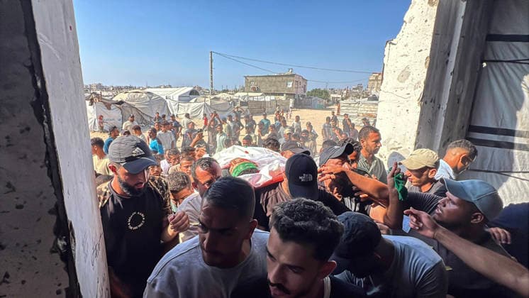 Mourners carry the body of Huthaifa Kawara during his funeral at Nasser Hospital in Khan Younis, Gaza, Palestine, on August 13, 2026. Kawara, a field commander of the Izz al-Din al-Qassam Brigades, Hamas s military wing, was killed in an Israeli airstrike in Khan Younis. Israel also assassinated the Gaza City police chief.  GAZ2026081304 SaidxAbid