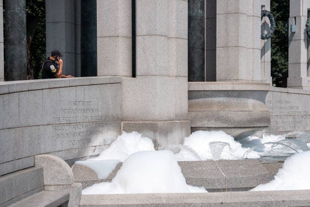 August 13, 2026, Washington, District of Columbia, United States: Vandals poured bubble soap and painted graffiti on the World War II Memorial in Washington, D.c. on August 13, 2026. Washington United States  - ZUMAl312 20260813_znp_l312_010 Copyright: xAndrewxLeydenx
