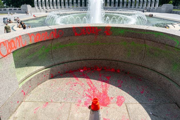 August 13, 2026, Washington, District of Columbia, United States: Vandals poured bubble soap and painted graffiti on the World War II Memorial in Washington, D.c. on August 13, 2026. Washington United States  - ZUMAl312 20260813_znp_l312_012 Copyright: xAndrewxLeydenx