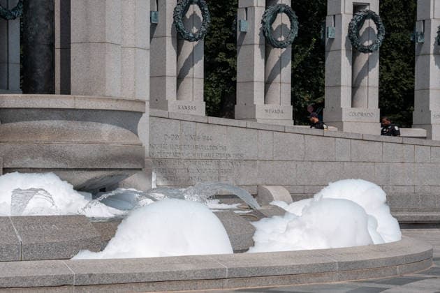 August 13, 2026, Washington, District of Columbia, United States: Vandals poured bubble soap and painted graffiti on the World War II Memorial in Washington, D.c. on August 13, 2026. Washington United States - ZUMAl312 20260813_znp_l312_009 Copyright: xAndrewxLeydenx