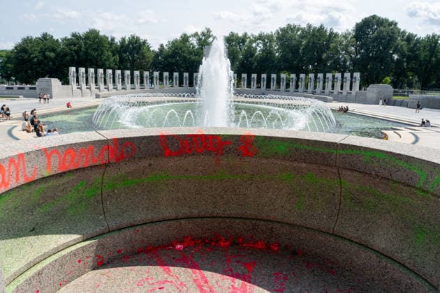 August 13, 2026, Washington, District of Columbia, United States: Vandals poured bubble soap and painted graffiti on the World War II Memorial in Washington, D.c. on August 13, 2026. Washington United States - ZUMAl312 20260813_znp_l312_013 Copyright: xAndrewxLeydenx