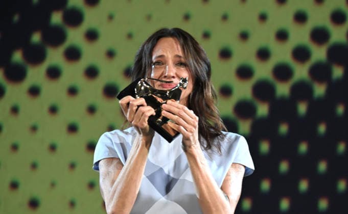 IPA87455508 - Locarno, Switzerland Locarno Film Festival 2026 Asia Argento receives the Lifetime Achievement Award on stage at Piazza Grandel In the photo: Asia Argento, Lifetime Achievement Award  Copyright: xNickxZonnaxxcopyrightx x xNickxZonnax 87455508