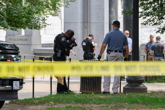 August 13, 2026, Washington, District Of Columbia, United States: U.S. Park Police officers investigate after the World War II Memorial was vandalized with graffiti. Washington United States  - ZUMAk206 20260813_znp_k206_005 Copyright: xMattxKaminskyx