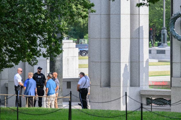 August 13, 2026, Washington, District Of Columbia, United States: U.S. Park Police officers investigate after the World War II Memorial was vandalized with graffiti. Washington United States  - ZUMAk206 20260813_znp_k206_007 Copyright: xMattxKaminskyx