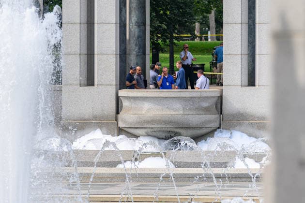 August 13, 2026, Washington, District Of Columbia, United States: U.S. Park Police officers investigate after the World War II Memorial was vandalized with graffiti. Washington United States  - ZUMAk206 20260813_znp_k206_009 Copyright: xMattxKaminskyx