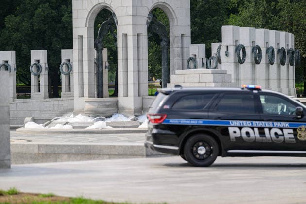 August 13, 2026, Washington, District Of Columbia, United States: U.S. Park Police officers investigate after the World War II Memorial was vandalized with graffiti. Washington United States  - ZUMAk206 20260813_znp_k206_011 Copyright: xMattxKaminskyx