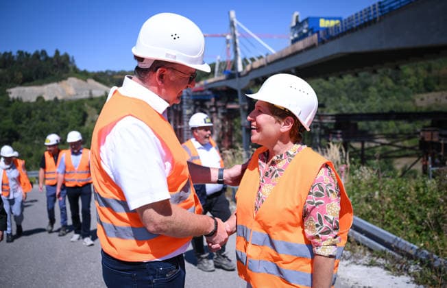 Horb (Kreis Freudenstadt) 13.08.2026 Baden-Wuerttembergs Verkehrsministerin Nicole Razavi (CDU) besucht die Baustelle der Neckartalbruecke der Bundesstrasse 32 ueber das Neckartal bei Horb. Andreas Junt (li, Landrat Kreis Freudenstadt) begruesst Verkehrsministerin Nicole Razavi (re, CDU) *** Horb, Freudenstadt District, August 13, 2026—Baden-Württemberg’s Minister of Transportation Nicole Razavi (CDU) visits the construction site of the Neckar Valley Bridge on Federal Highway 32 spanning the Neckar Valley near Horb. Andreas Junt (left), District Administrator of the Freudenstadt District, welcomes Transportation Minister Nicole Razavi (right), CDU