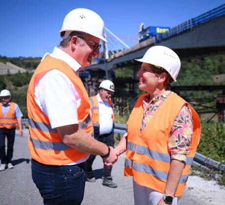 Horb (Kreis Freudenstadt) 13.08.2026 Baden-Wuerttembergs Verkehrsministerin Nicole Razavi (CDU) besucht die Baustelle der Neckartalbruecke der Bundesstrasse 32 ueber das Neckartal bei Horb. Andreas Junt (li, Landrat Kreis Freudenstadt) begruesst Verkehrsministerin Nicole Razavi (re, CDU) *** Horb, Freudenstadt District, August 13, 2026—Baden-Württemberg’s Minister of Transportation Nicole Razavi (CDU) visits the construction site of the Neckar Valley Bridge on Federal Highway 32 spanning the Neckar Valley near Horb. Andreas Junt (left), District Administrator of the Freudenstadt District, welcomes Transportation Minister Nicole Razavi (right), CDU