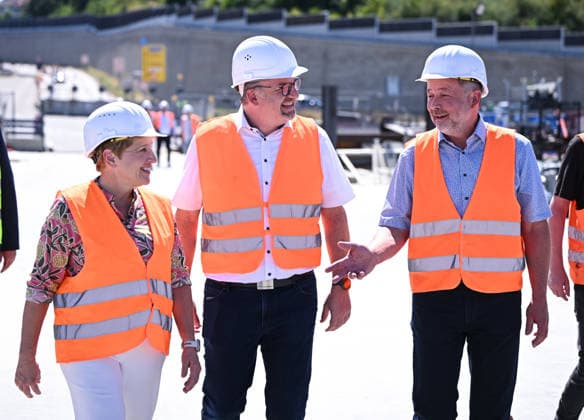 Horb (Kreis Freudenstadt) 13.08.2026 Baden-Wuerttembergs Verkehrsministerin Nicole Razavi (CDU) besucht die Baustelle der Neckartalbruecke der Bundesstrasse 32 ueber das Neckartal bei Horb. Verkehrsministerin Nicole Razavi (li, CDU) im Gespraech mit Andreas Junt (Mitte, Landrat Kreis Freudenstadt) und Michael Kessler (re, Oberbuergermeister Stadt Horb) *** Horb, Freudenstadt District, August 13, 2026—Baden-Württemberg’s Minister of Transportation Nicole Razavi (CDU) visits the construction site of the Neckar Valley Bridge on Federal Highway 32 spanning the Neckar Valley near Horb. Minister of Transportation Nicole Razavi (left), CDU, in conversation with Andreas Junt (center), District Administrator of the Freudenstadt District, and Mich