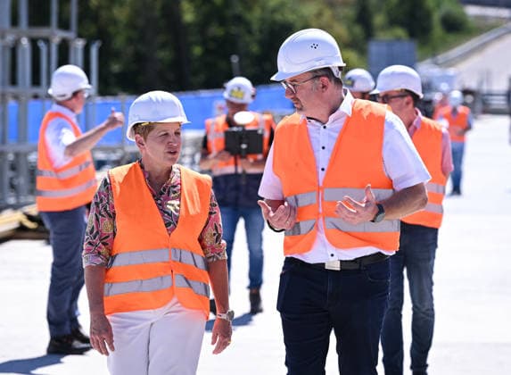 Horb (Kreis Freudenstadt) 13.08.2026 Baden-Wuerttembergs Verkehrsministerin Nicole Razavi (CDU) besucht die Baustelle der Neckartalbruecke der Bundesstrasse 32 ueber das Neckartal bei Horb. Verkehrsministerin Nicole Razavi (li, CDU) im Gespraech mit Andreas Junt (re, Landrat Kreis Freudenstadt) *** Horb, Freudenstadt District, August 13, 2026—Baden-Württemberg’s Minister of Transportation Nicole Razavi (CDU) visits the construction site of the Neckar Valley Bridge on Federal Highway 32 over the Neckar Valley near Horb. Minister of Transportation Nicole Razavi (left), CDU, in conversation with Andreas Junt (right), District Administrator of the Freudenstadt District