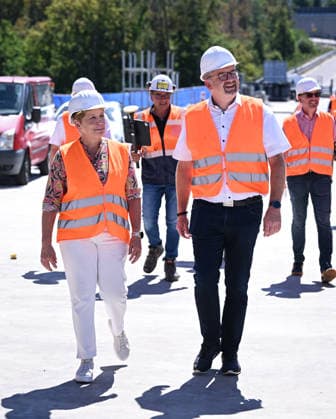 Horb (Kreis Freudenstadt) 13.08.2026 Baden-Wuerttembergs Verkehrsministerin Nicole Razavi (CDU) besucht die Baustelle der Neckartalbruecke der Bundesstrasse 32 ueber das Neckartal bei Horb. Verkehrsministerin Nicole Razavi (li, CDU) im Gespraech mit Andreas Junt (re, Landrat Kreis Freudenstadt) *** Horb, Freudenstadt District, August 13, 2026—Baden-Württemberg’s Minister of Transportation Nicole Razavi (CDU) visits the construction site of the Neckar Valley Bridge on Federal Highway 32 over the Neckar Valley near Horb. Minister of Transportation Nicole Razavi (left), CDU, in conversation with Andreas Junt (right), District Administrator of the Freudenstadt District