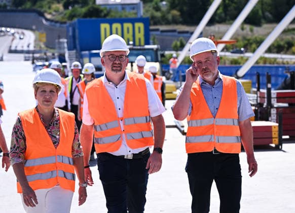 Horb (Kreis Freudenstadt) 13.08.2026 Baden-Wuerttembergs Verkehrsministerin Nicole Razavi (CDU) besucht die Baustelle der Neckartalbruecke der Bundesstrasse 32 ueber das Neckartal bei Horb. Verkehrsministerin Nicole Razavi (li, CDU) im Gespraech mit Andreas Junt (Mitte, Landrat Kreis Freudenstadt) und Michael Kessler (re, Oberbuergermeister Stadt Horb) *** Horb, Freudenstadt District, August 13, 2026—Baden-Württemberg’s Minister of Transportation Nicole Razavi (CDU) visits the construction site of the Neckar Valley Bridge on Federal Highway 32 spanning the Neckar Valley near Horb. Minister of Transportation Nicole Razavi (left), CDU, in conversation with Andreas Junt (center), District Administrator of the Freudenstadt District, and Mich