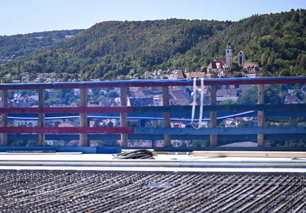 Horb (Kreis Freudenstadt) 13.08.2026 Baden-Wuerttembergs Verkehrsministerin Nicole Razavi (CDU) besucht die Baustelle der Neckartalbruecke der Bundesstrasse 32 ueber das Neckartal bei Horb. Schmuckbild Stadtansicht von der Brueckenbaustelle *** Horb, Freudenstadt District, August 13, 2026—Baden-Württemberg’s Minister of Transportation, Nicole Razavi (CDU), visits the construction site of the Neckar Valley Bridge on Federal Highway 32 spanning the Neckar Valley near Horb. Illustrative image: City view from the bridge construction site.