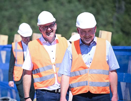 Horb (Kreis Freudenstadt) 13.08.2026 Baden-Wuerttembergs Verkehrsministerin Nicole Razavi (CDU) besucht die Baustelle der Neckartalbruecke der Bundesstrasse 32 ueber das Neckartal bei Horb. Andreas Junt (li, Landrat Kreis Freudenstadt) und Michael Kessler (re, Oberbuergermeister Stadt Horb) *** Horb, Freudenstadt District, August 13, 2026—Baden-Württemberg’s Minister of Transportation, Nicole Razavi (CDU), visits the construction site of the Neckar Valley Bridge on Federal Highway 32 spanning the Neckar Valley near Horb. Andreas Junt (left), District Administrator of the Freudenstadt District, and Michael Kessler (right), Mayor of the City of Horb