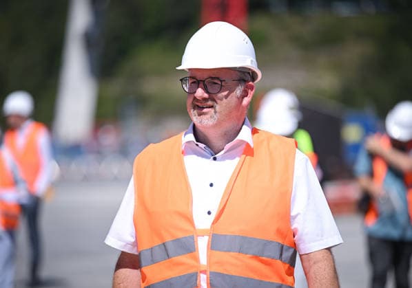 Horb (Kreis Freudenstadt) 13.08.2026 Baden-Wuerttembergs Verkehrsministerin Nicole Razavi (CDU) besucht die Baustelle der Neckartalbruecke der Bundesstrasse 32 ueber das Neckartal bei Horb. Andreas Junt (Landrat Kreis Freudenstadt) *** Horb, Freudenstadt District, August 13, 2026—Baden-Württemberg’s Minister of Transportation, Nicole Razavi (CDU), visits the construction site of the Neckar Valley Bridge on Federal Highway 32 over the Neckar Valley near Horb. Andreas Junt, District Administrator of the Freudenstadt District