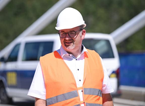 Horb (Kreis Freudenstadt) 13.08.2026 Baden-Wuerttembergs Verkehrsministerin Nicole Razavi (CDU) besucht die Baustelle der Neckartalbruecke der Bundesstrasse 32 ueber das Neckartal bei Horb. Andreas Junt (Landrat Kreis Freudenstadt) *** Horb, Freudenstadt District, August 13, 2026—Baden-Württemberg’s Minister of Transportation, Nicole Razavi (CDU), visits the construction site of the Neckar Valley Bridge on Federal Highway 32 over the Neckar Valley near Horb. Andreas Junt, District Administrator of the Freudenstadt District