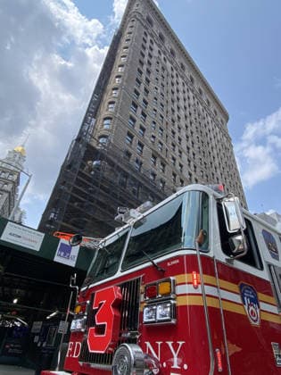 August 13, 2026, New York, New York, USA: A small fire broke out in the Flatiron Building where renovations are taking place . It was quickly extinguished by the FDNY. New York USA - ZUMAh16_ 20260813_zaf_h16_002 Copyright: xDanxHerrickx
