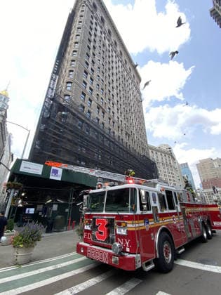 August 13, 2026, New York, New York, USA: A small fire broke out in the Flatiron Building where renovations are taking place . It was quickly extinguished by the FDNY. New York USA - ZUMAh16_ 20260813_zaf_h16_003 Copyright: xDanxHerrickx