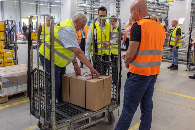 NRW-Minister Laumann besucht Briefzentrum in Troisdorf Troisdorf: Im Rahmen seiner Ausbildungstour besucht NRW-Landesminister für Arbeit, Gesundheit und Soziales Karl-Josef LAUMANN (CDU) das Briefzentrum der Deutschen Post DHL in Troisdorf-Spich. Dort informiert sich Minister LAUMANN über die Ausbildungsbedingungen der Auszubildenden und dual Studierenden. Troisdorf Nordrhein-Westfalen Deutschland *** NRW Minister Laumann Visits Mail Sorting Center in Troisdorf Troisdorf As part of his tour focusing on vocational training, NRW State Minister of Labor, Health, and Social Affairs, Karl Josef LAUMANN (CDU), is visiting the Deutsche Post DHL mail processing center in Troisdorf-Spich. There, Minister LAUMANN is learning about the training con Copyright: xMarcxJohnx