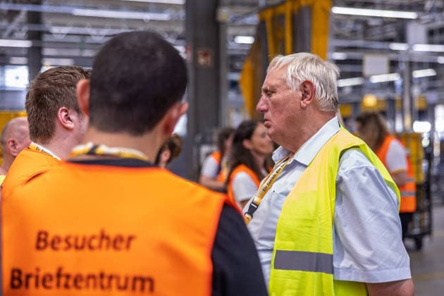 NRW-Minister Laumann besucht Briefzentrum in Troisdorf Troisdorf: Im Rahmen seiner Ausbildungstour besucht NRW-Landesminister für Arbeit, Gesundheit und Soziales Karl-Josef LAUMANN (CDU) das Briefzentrum der Deutschen Post DHL in Troisdorf-Spich. Dort informiert sich Minister LAUMANN über die Ausbildungsbedingungen der Auszubildenden und dual Studierenden. Troisdorf Nordrhein-Westfalen Deutschland *** NRW Minister Laumann Visits Mail Sorting Center in Troisdorf Troisdorf As part of his tour focusing on vocational training, NRW State Minister of Labor, Health, and Social Affairs, Karl Josef LAUMANN (CDU), is visiting the Deutsche Post DHL mail processing center in Troisdorf-Spich. There, Minister LAUMANN is learning about the training con Copyright: xMarcxJohnx
