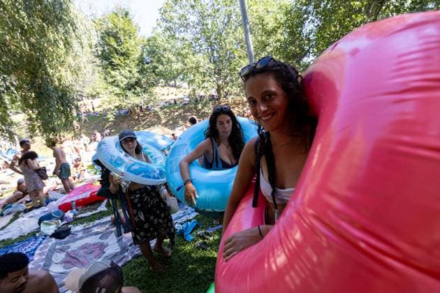 Couraíso - The River at Vodafone Paredes de Coura 2026 in Portugal - 13 Aug Festivalgoers gather with inflatable rings at the river Coura known locally as Couraíso during the daytime at Vodafone Paredes de Coura. Paredes de Coura Portugal Copyright: xDiogoxBaptistax xSOPAxImagesx DB_PDCRiver20260813PDC_001