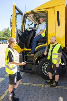 NRW-Minister Laumann besucht Briefzentrum in Troisdorf Troisdorf: Im Rahmen seiner Ausbildungstour besucht NRW-Landesminister für Arbeit, Gesundheit und Soziales Karl-Josef LAUMANN (CDU) das Briefzentrum der Deutschen Post DHL in Troisdorf-Spich. Dort informiert sich Minister LAUMANN über die Ausbildungsbedingungen der Auszubildenden und dual Studierenden. Troisdorf Nordrhein-Westfalen Deutschland *** NRW Minister Laumann Visits Mail Sorting Center in Troisdorf Troisdorf As part of his tour focusing on vocational training, NRW State Minister of Labor, Health, and Social Affairs, Karl Josef LAUMANN (CDU), is visiting the Deutsche Post DHL mail processing center in Troisdorf-Spich. There, Minister LAUMANN is learning about the training con Copyright: xMarcxJohnx