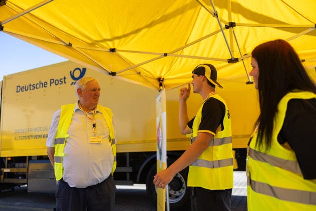 NRW-Minister Laumann besucht Briefzentrum in Troisdorf Troisdorf: Im Rahmen seiner Ausbildungstour besucht NRW-Landesminister für Arbeit, Gesundheit und Soziales Karl-Josef LAUMANN (CDU) das Briefzentrum der Deutschen Post DHL in Troisdorf-Spich. Dort informiert sich Minister LAUMANN über die Ausbildungsbedingungen der Auszubildenden und dual Studierenden. Troisdorf Nordrhein-Westfalen Deutschland *** NRW Minister Laumann Visits Mail Sorting Center in Troisdorf Troisdorf As part of his tour focusing on vocational training, NRW State Minister of Labor, Health, and Social Affairs, Karl Josef LAUMANN (CDU), is visiting the Deutsche Post DHL mail processing center in Troisdorf-Spich. There, Minister LAUMANN is learning about the training con Copyright: xMarcxJohnx