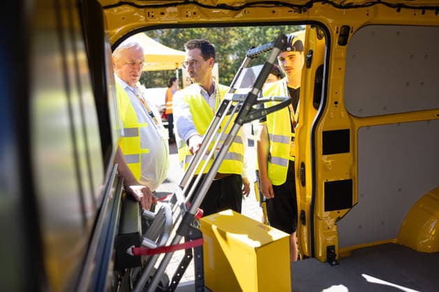 NRW-Minister Laumann besucht Briefzentrum in Troisdorf Troisdorf: Im Rahmen seiner Ausbildungstour besucht NRW-Landesminister für Arbeit, Gesundheit und Soziales Karl-Josef LAUMANN (CDU) das Briefzentrum der Deutschen Post DHL in Troisdorf-Spich. Dort informiert sich Minister LAUMANN über die Ausbildungsbedingungen der Auszubildenden und dual Studierenden. Troisdorf Nordrhein-Westfalen Deutschland *** NRW Minister Laumann Visits Mail Sorting Center in Troisdorf Troisdorf As part of his tour focusing on vocational training, NRW State Minister of Labor, Health, and Social Affairs, Karl Josef LAUMANN (CDU), is visiting the Deutsche Post DHL mail processing center in Troisdorf-Spich. There, Minister LAUMANN is learning about the training con Copyright: xMarcxJohnx