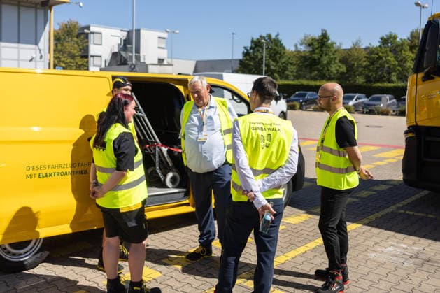 NRW-Minister Laumann besucht Briefzentrum in Troisdorf Troisdorf: Im Rahmen seiner Ausbildungstour besucht NRW-Landesminister für Arbeit, Gesundheit und Soziales Karl-Josef LAUMANN (CDU) das Briefzentrum der Deutschen Post DHL in Troisdorf-Spich. Dort informiert sich Minister LAUMANN über die Ausbildungsbedingungen der Auszubildenden und dual Studierenden. Troisdorf Nordrhein-Westfalen Deutschland *** NRW Minister Laumann Visits Mail Sorting Center in Troisdorf Troisdorf As part of his tour focusing on vocational training, NRW State Minister of Labor, Health, and Social Affairs, Karl Josef LAUMANN (CDU), is visiting the Deutsche Post DHL mail processing center in Troisdorf-Spich. There, Minister LAUMANN is learning about the training con Copyright: xMarcxJohnx