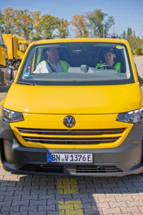 NRW-Minister Laumann besucht Briefzentrum in Troisdorf Troisdorf: Im Rahmen seiner Ausbildungstour besucht NRW-Landesminister für Arbeit, Gesundheit und Soziales Karl-Josef LAUMANN (CDU) das Briefzentrum der Deutschen Post DHL in Troisdorf-Spich. Dort informiert sich Minister LAUMANN über die Ausbildungsbedingungen der Auszubildenden und dual Studierenden. Troisdorf Nordrhein-Westfalen Deutschland *** NRW Minister Laumann Visits Mail Sorting Center in Troisdorf Troisdorf As part of his tour focusing on vocational training, NRW State Minister of Labor, Health, and Social Affairs, Karl Josef LAUMANN (CDU), is visiting the Deutsche Post DHL mail processing center in Troisdorf-Spich. There, Minister LAUMANN is learning about the training con Copyright: xMarcxJohnx