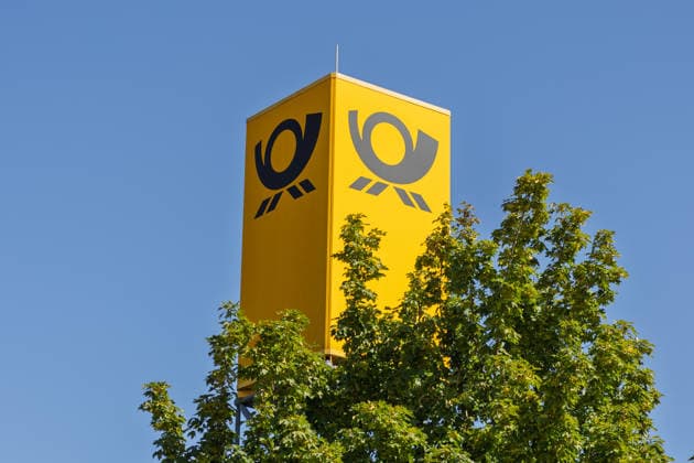 NRW-Minister Laumann besucht Briefzentrum in Troisdorf Troisdorf: Im Rahmen seiner Ausbildungstour besucht NRW-Landesminister für Arbeit, Gesundheit und Soziales Karl-Josef LAUMANN (CDU) das Briefzentrum der Deutschen Post DHL in Troisdorf-Spich. Dort informiert sich Minister LAUMANN über die Ausbildungsbedingungen der Auszubildenden und dual Studierenden. Troisdorf Nordrhein-Westfalen Deutschland *** NRW Minister Laumann Visits Mail Sorting Center in Troisdorf Troisdorf As part of his tour focusing on vocational training, NRW State Minister of Labor, Health, and Social Affairs, Karl Josef LAUMANN (CDU), is visiting the Deutsche Post DHL mail processing center in Troisdorf-Spich. There, Minister LAUMANN is learning about the training con Copyright: xMarcxJohnx