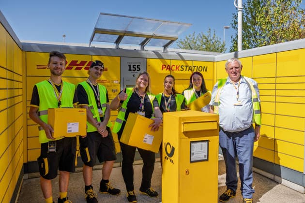 NRW-Minister Laumann besucht Briefzentrum in Troisdorf Troisdorf: Im Rahmen seiner Ausbildungstour besucht NRW-Landesminister für Arbeit, Gesundheit und Soziales Karl-Josef LAUMANN (CDU) das Briefzentrum der Deutschen Post DHL in Troisdorf-Spich. Dort informiert sich Minister LAUMANN über die Ausbildungsbedingungen der Auszubildenden und dual Studierenden. Troisdorf Nordrhein-Westfalen Deutschland *** NRW Minister Laumann Visits Mail Sorting Center in Troisdorf Troisdorf As part of his tour focusing on vocational training, NRW State Minister of Labor, Health, and Social Affairs, Karl Josef LAUMANN (CDU), is visiting the Deutsche Post DHL mail processing center in Troisdorf-Spich. There, Minister LAUMANN is learning about the training con Copyright: xMarcxJohnx