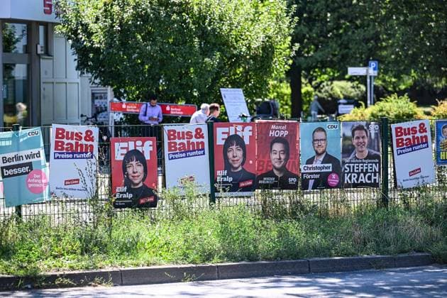 Wahlkampf in Berlin ** NUR FÜR REDAKTIONELLE ZWECKE ** EDITORIAL USE ONLY **<p>Wahlplakate zur Wahl des Abgeordnetenhauses in Berlin sind an der Johannisthaler Chaussee aufgehängt, fotografiert am 13.08.2026 in Berlin. Berlin Berlin Berlin Copyright: MaurizioxGambarini *** Election Campaign in Berlin ** FOR EDITORIAL USE ONLY ** EDITORIAL USE ONLY ** p Election posters for the Berlin House of Representatives election are displayed on Johannisthaler Chaussee, photographed on August 13, 2026, in Berlin Berlin Berlin Berlin Copyright MaurizioxGambarini Copyright: MaurizioxGambarini doc875bhkio96h1funa4gz2 ,EDITORIAL USE ONLY