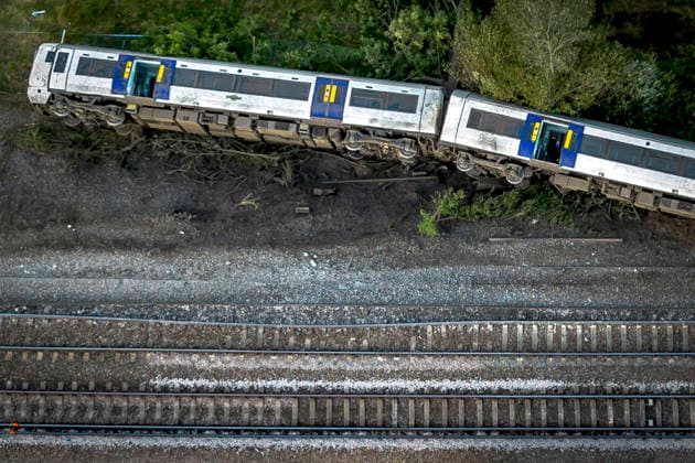 August 13, 2026, Lewes, East Sussex, UK: Lewes, UK. An aerial view of a derailed train in Lewes. Emergency services at the scene where a train has derailed between Cooksbridge and Lewes in East Sussex, England Lewes UK  - ZUMAl94_ 20260813_zaf_l94_075 Copyright: xMarcinxNowakx