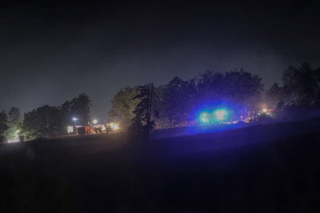 Marsberg, Nordrhein-Westfalen, Deutschland, Europa: Feuerwehr- und Einsatzfahrzeuge bei einem nächtlichen Einsatz nahe der Diemeltalsperre. Blaulicht und Arbeitsbeleuchtung erhellen den Waldrand während eines laufenden Feuerwehreinsatzes. Symbolbild zu Feuerwehr, Rettungskräften, Blaulicht, Notfall, Waldgebiet, Sicherheit, Katastrophenschutz und nächtlichem Einsatz. *** Marsberg, North Rhine-Westphalia, Germany, Europe: Fire department and emergency vehicles during a nighttime operation near the Diemel Dam. Blue lights and work lights illuminate the edge of the forest during an ongoing firefighting operation. Stock image depicting the fire department, emergency responders, blue lights, emergency, wooded area, safety, disaster respon Copyright: xAymanxAlahmedx