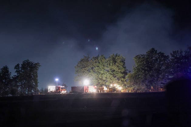 Marsberg, Nordrhein-Westfalen, Deutschland, Europa: Feuerwehrfahrzeuge und schweres Räumgerät stehen während eines nächtlichen Waldbrandeinsatzes nahe der Diemeltalsperre bereit. Starke Arbeitsbeleuchtung und aufsteigender Rauch prägen die Einsatzstelle, während die Feuerwehr die Löscharbeiten und die Sicherung des betroffenen Waldgebiets fortsetzt. *** Marsberg, North Rhine-Westphalia, Germany, Europe Fire trucks and heavy-duty clearing equipment stand by during a nighttime forest fire operation near the Diemel Dam. Bright work lights and rising smoke characterize the scene as firefighters continue their efforts to extinguish the blaze and secure the affected forest area. Copyright: xAymanxAlahmedx