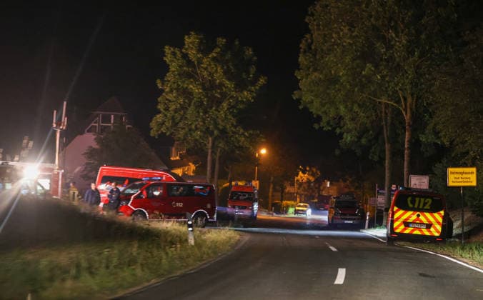 Helminghausen, Marsberg, Nordrhein-Westfalen, Deutschland, Europa: Mehrere Feuerwehr- und Rettungsfahrzeuge stehen nachts am Ortseingang von Helminghausen während eines Waldbrandeinsatzes nahe der Diemeltalsperre bereit. Einsatzkräfte koordinieren die Zufahrt zur Einsatzstelle, während Blaulicht und Arbeitsbeleuchtung die Umgebung ausleuchten. *** Helminghausen, Marsberg, North Rhine-Westphalia, Germany, Europe Several fire trucks and emergency vehicles are stationed at night at the entrance to Helminghausen during a forest fire response near the Diemel Dam. Emergency responders are coordinating access to the scene, while emergency lights and work lights illuminate the surrounding area. Copyright: xAymanxAlahmedx