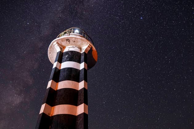 Perseid Meteor Shower Over Izmir Sarpincik Lighthouse rises beneath a star-filled sky in Karaburun district of Izmir, Turkey, on August 13, 2026. The annual Perseid meteor shower, produced as Earth passes through debris left by comet Swift-Tuttle, peaked overnight from August 12 into the early hours of August 13, drawing skywatchers to dark viewing points to observe one of the year™s best-known meteor displays. Izmir Izmir Turkey Copyright: xMuratxKocabasx