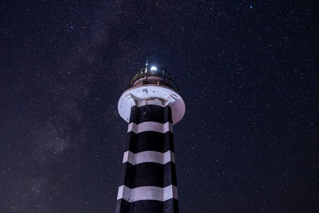 Perseid Meteor Shower Over Izmir Sarpincik Lighthouse stands beneath the Milky Way and a dense field of stars in Karaburun district of Izmir, Turkey, on August 13, 2026. The annual Perseid meteor shower, produced as Earth passes through debris left by comet Swift-Tuttle, peaked overnight from August 12 into the early hours of August 13, drawing skywatchers to dark viewing points to observe one of the year™s best-known meteor displays. Izmir Izmir Turkey Copyright: xMuratxKocabasx