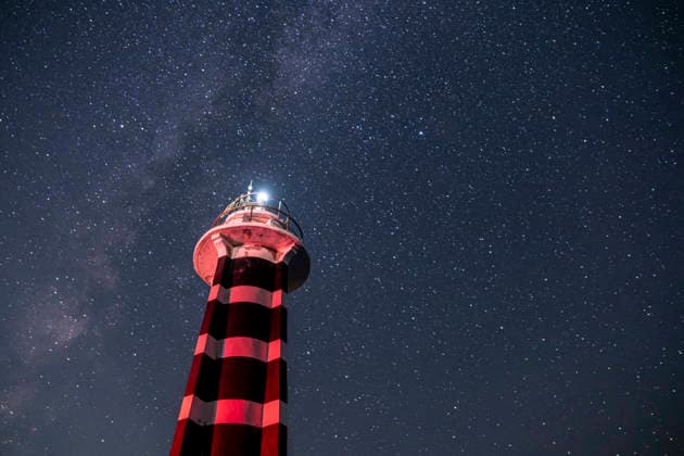Perseid Meteor Shower Over Izmir Sarpincik Lighthouse is illuminated in red beneath a star-filled sky in Karaburun district of Izmir, Turkey, on August 13, 2026. The annual Perseid meteor shower, produced as Earth passes through debris left by comet Swift-Tuttle, peaked overnight from August 12 into the early hours of August 13, drawing skywatchers to dark viewing points to observe one of the year™s best-known meteor displays. Izmir Izmir Turkey Copyright: xMuratxKocabasx