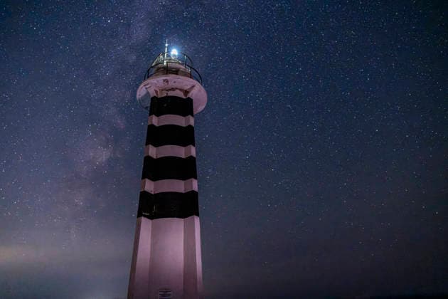 Perseid Meteor Shower Over Izmir Sarpincik Lighthouse stands against a star-filled sky with low clouds near the horizon in Karaburun district of Izmir, Turkey, on August 13, 2026. The annual Perseid meteor shower, produced as Earth passes through debris left by comet Swift-Tuttle, peaked overnight from August 12 into the early hours of August 13, drawing skywatchers to dark viewing points to observe one of the year™s best-known meteor displays. Izmir Izmir Turkey Copyright: xMuratxKocabasx